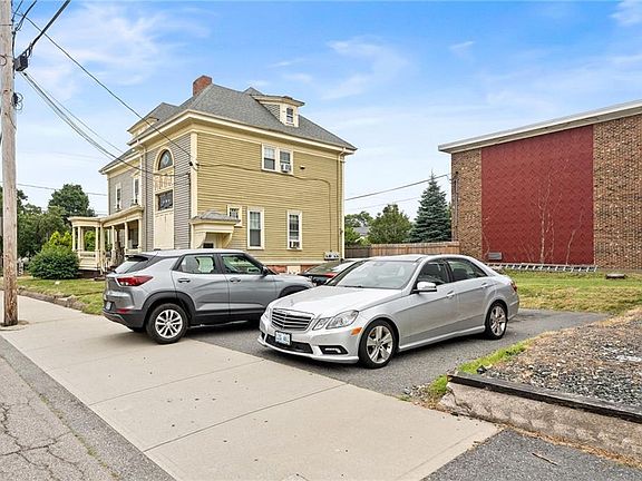 4th image of 133 Cottage St