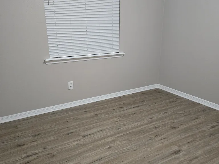 2613 Coventry Ln — Photo 2