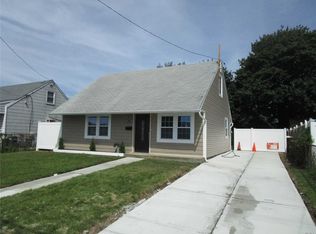 834 Washington Ave, Westbury, NY 11590