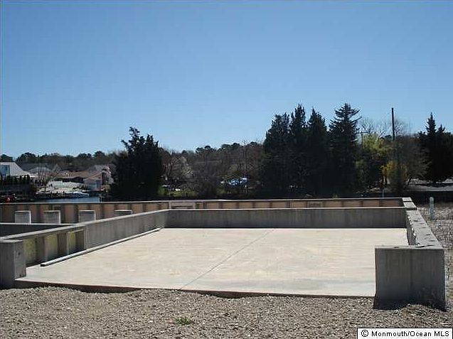 1st image of 433 Laurel Blvd