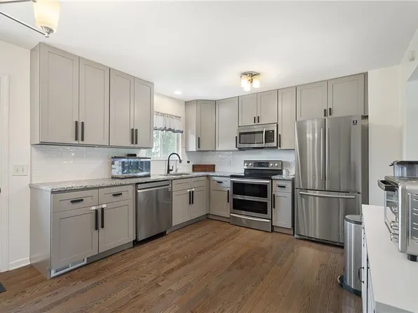 305 W South St, Spring Hill, KS 66083