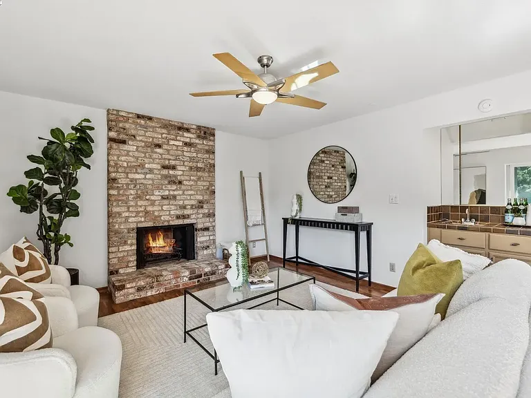 3483 Skyline Dr — Photo 2