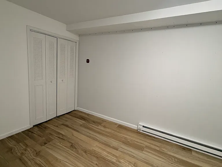561 Quincy Ave — Photo 9