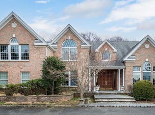 5 Old Bridge Ct, Melville, NY 11747