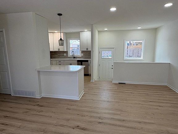 5th image of 104 Darwin Dr