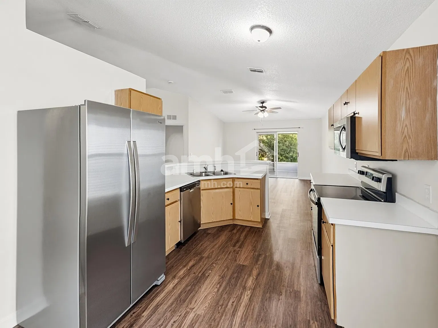3 bed, 2.0 bath, 1645 sqft, $2,470 — Photo 3