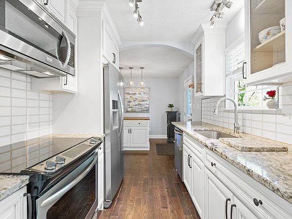 3rd image of 329B Duke St