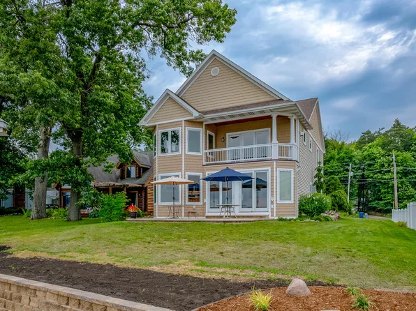1054 N Eagle Lake Dr, Kalamazoo, MI 49009