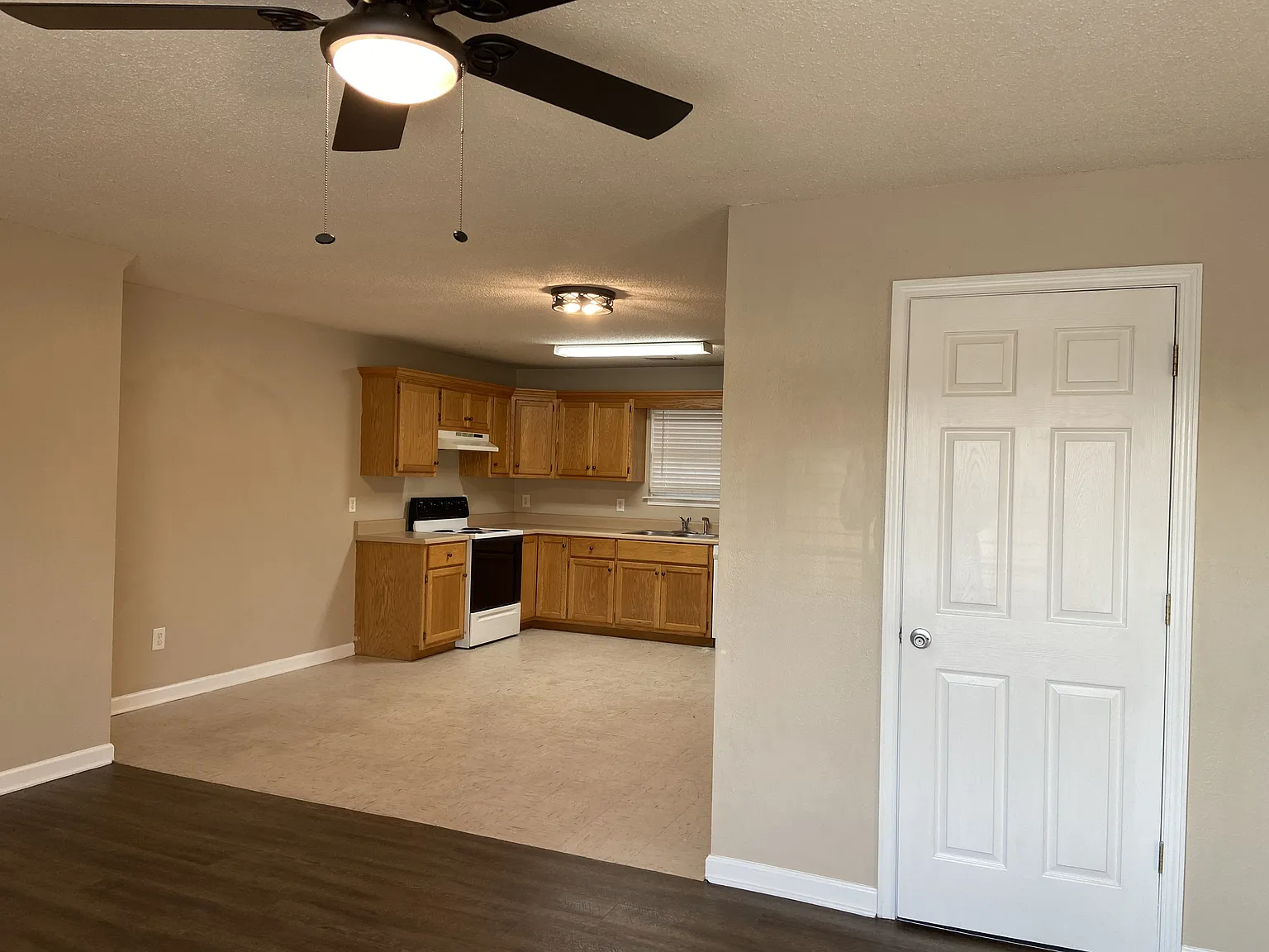 103 Creekside Drive - 2 — Photo 2