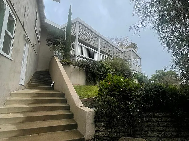 714 Ocean View Dr — Photo 2