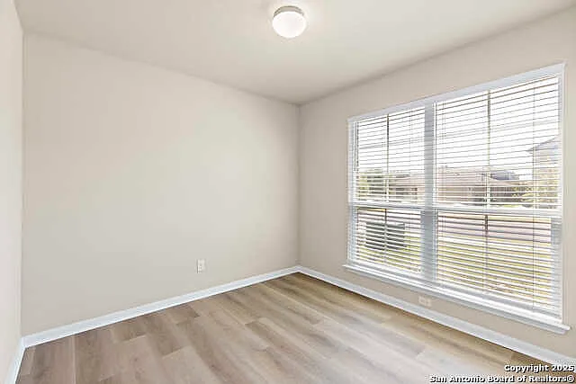 117 Linden Ln — Photo 4