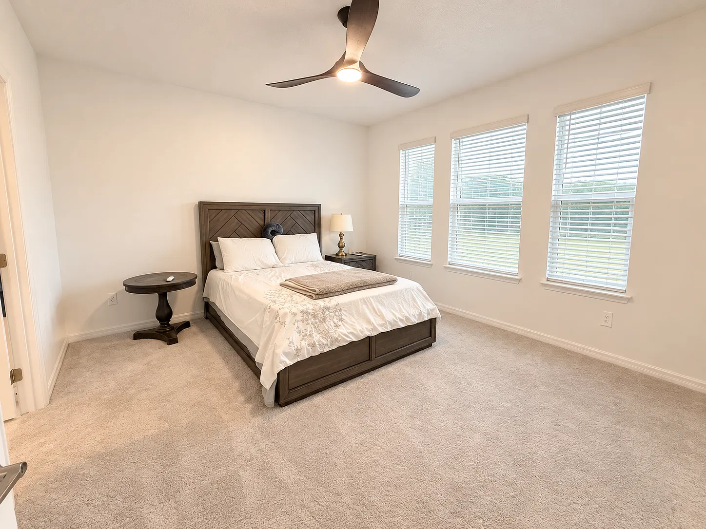 4 bed, 3.5 bath, 2404 sqft, $2,950 — Photo 3