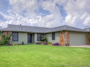 211 NW Mistletoe Ln, Bartlesville, OK 74003