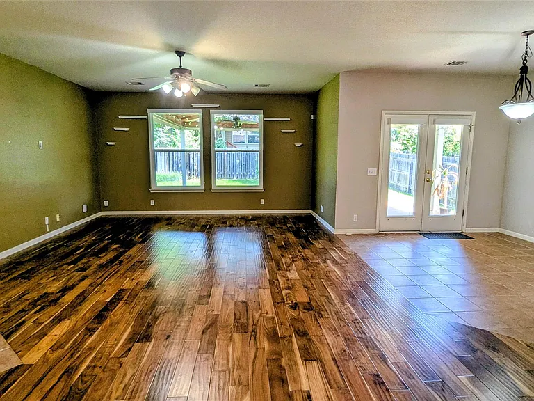 114 Ambrose Dr — Photo 12