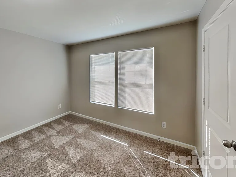 5633 Idlewild Rd N — Photo 10