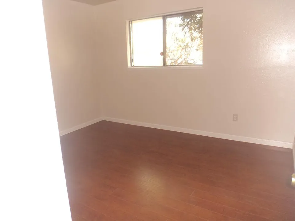 1385 S Dora St #4