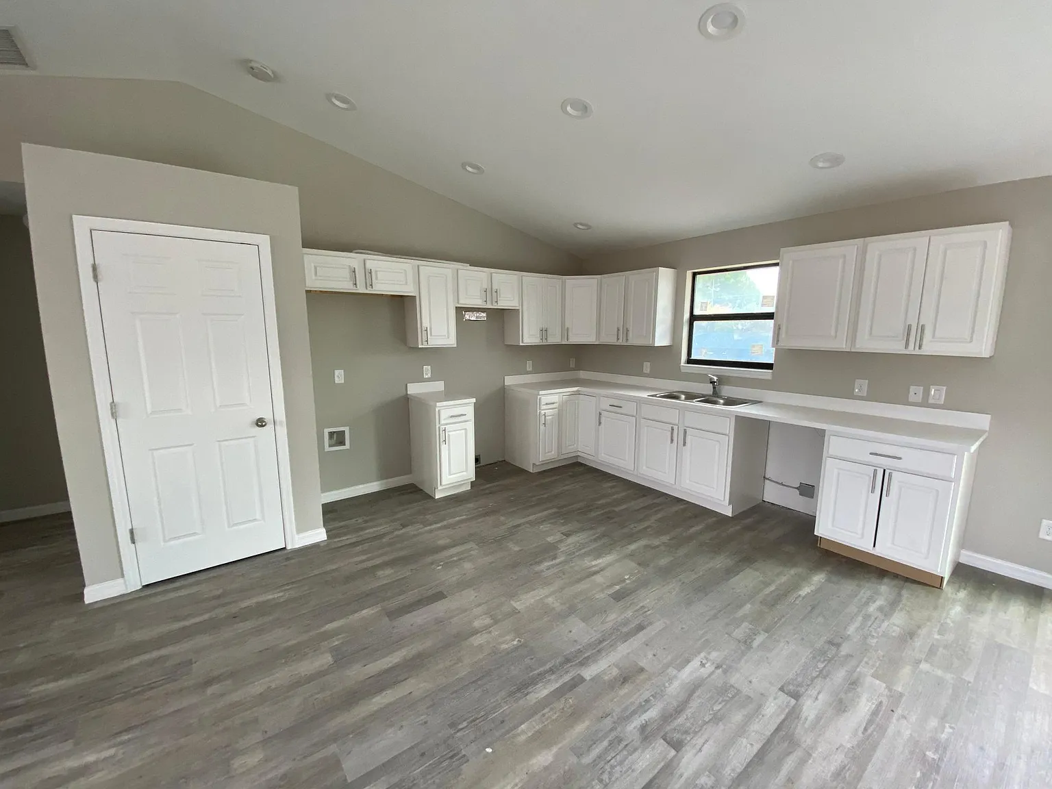 4 bed, 1560 sqft, $2,350 — Photo 2