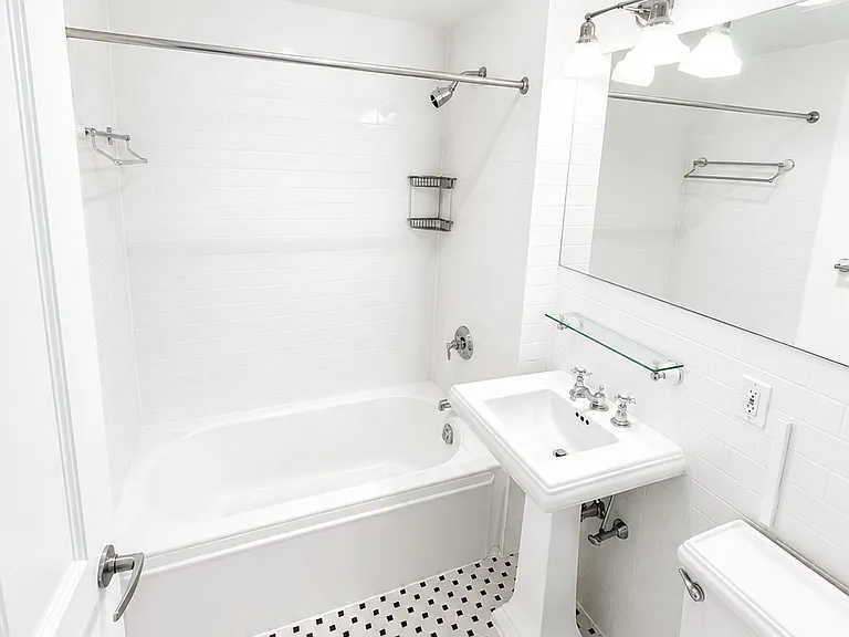 401 W 22nd St #5D — Photo 11