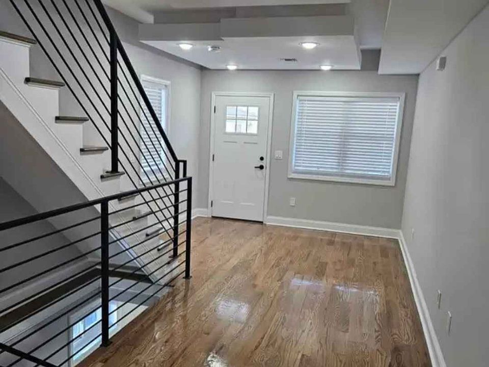 1st image of 115 Winslow Pl
