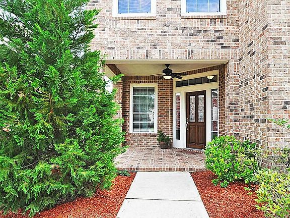 Gorgeous curb appeal and fine landscaping!