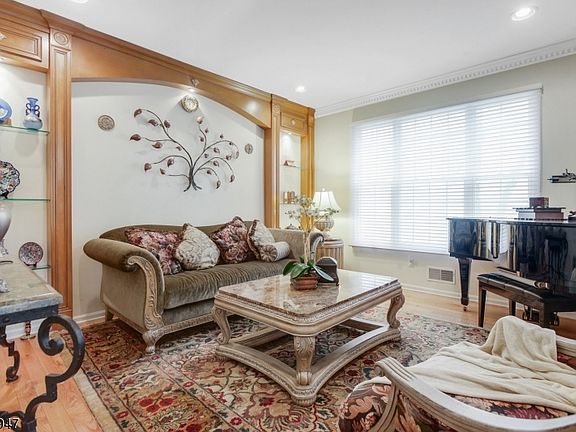 3rd image of 19 Oconnor Cir #1