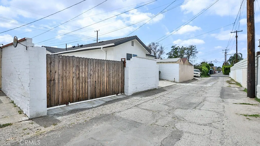 3 bed, 1200 sqft, $3,500 — Photo 2