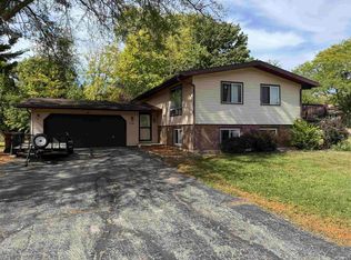 710 N Greenfield Dr, Freeport, IL 61032