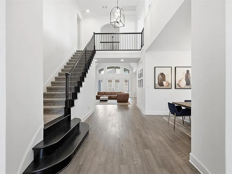 2020 Grey Bark St — Photo 4