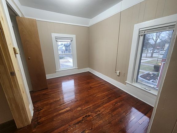 3rd image of 220 N Summit St
