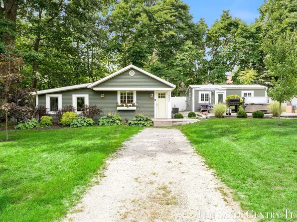 16837 Ferry St, Spring Lake, MI 49456