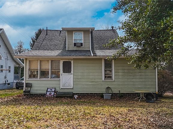 3rd image of 207 Kenwood St