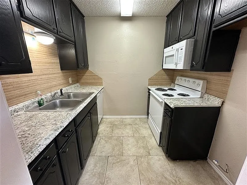 3 bed, 1222 sqft, $1,350 — Photo 2