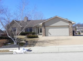 423 Emerald Hills Dr, Fredonia, WI 53021