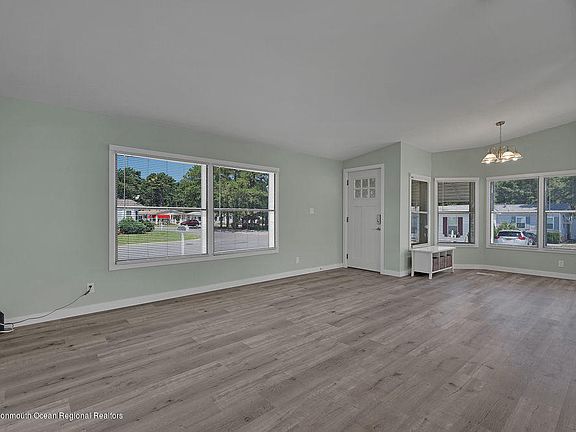 3rd image of 101 Briarwood Ct