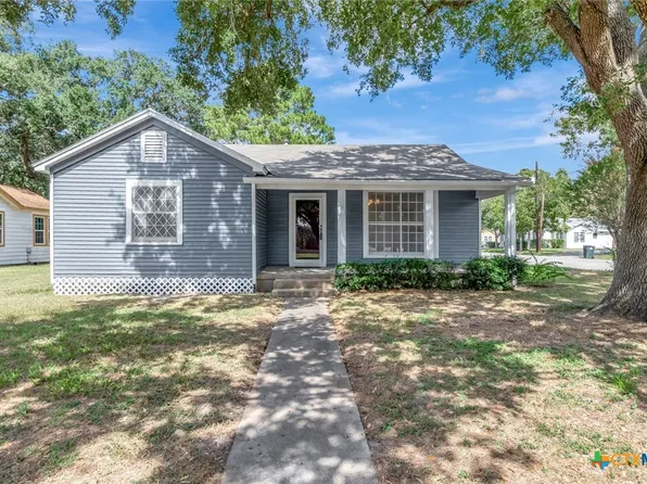 402 W Gayle St, Edna, TX 77957