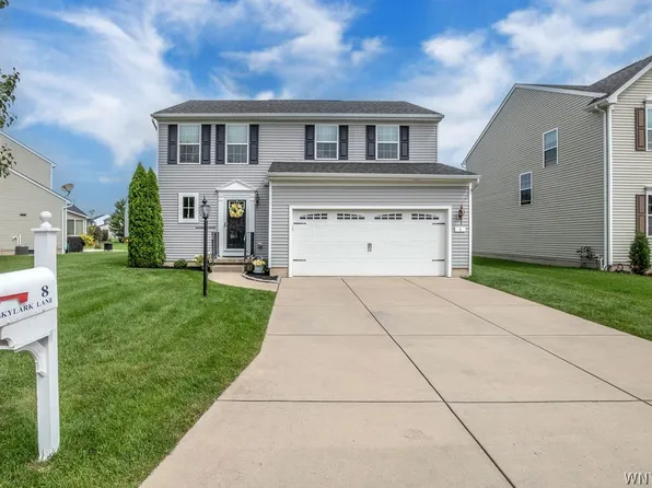 8 Skylark Ln, Niagara Falls, NY 14304