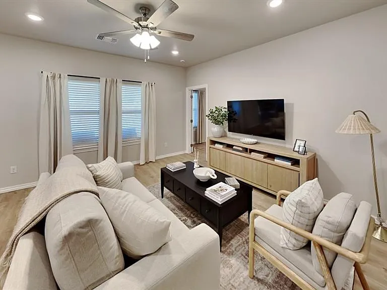 7020 Labelle Dr — Photo 6