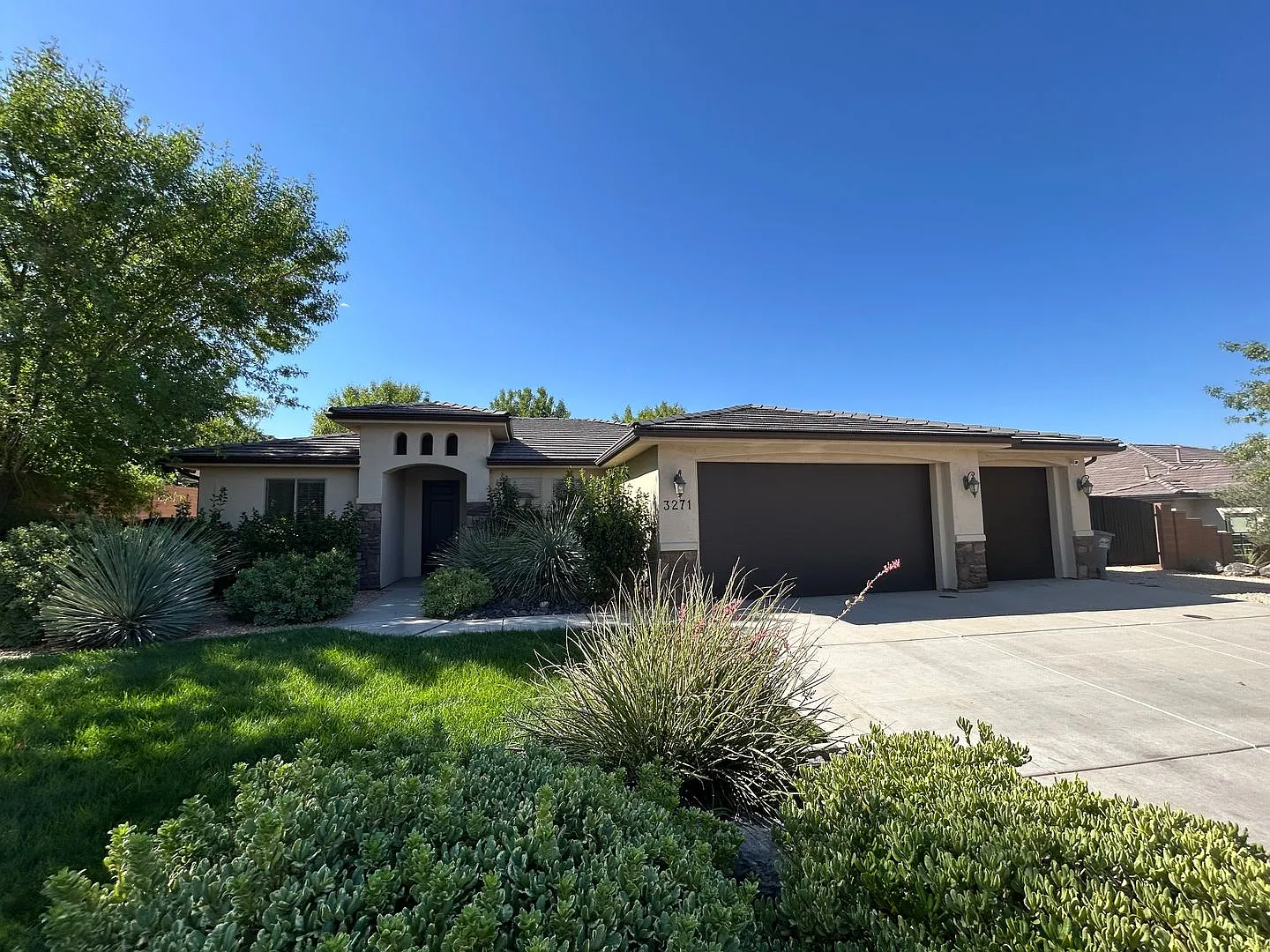 4 Bedroom Home, 3 Car Garage - Plenty of Parking and no HOA — Photo 1