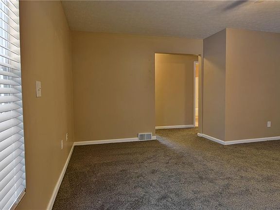 4th image of 242 Old Oak Dr