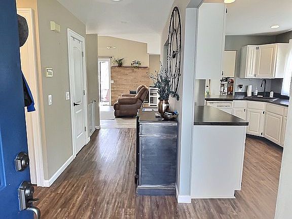 3rd image of 2 Beach Manor Ct
