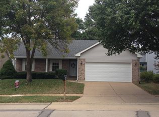 905 Oakwood Farms Ln, Ballwin, MO