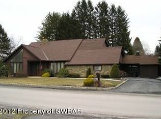 51 Hickory Rd, Dallas, PA 18612