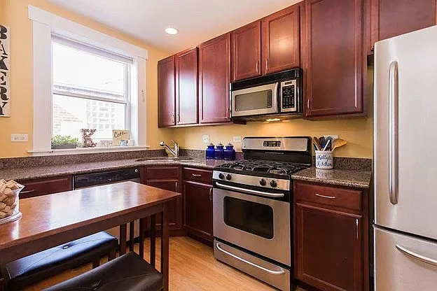 2 bed, 850 sqft, $2,050 — Photo 2