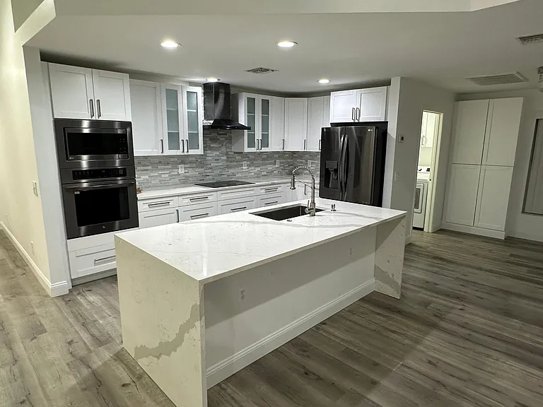 1025 NE 32nd Ln — Photo 2