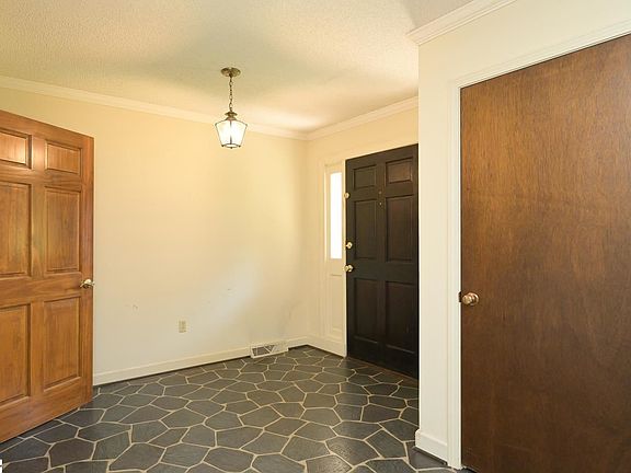 3rd image of 5 Rosebay Dr
