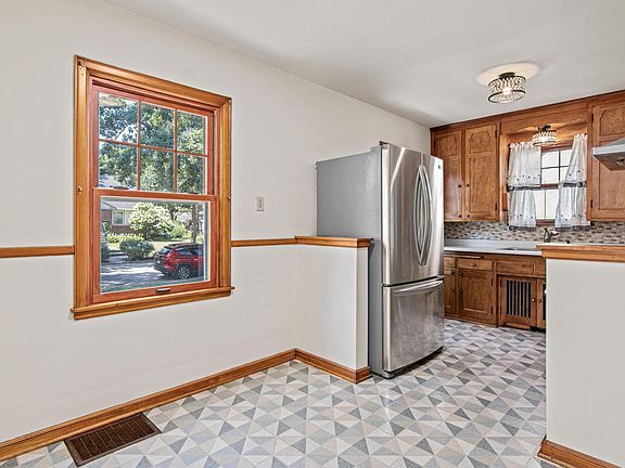 5th image of 5141 37th Ave S