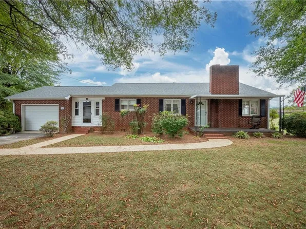 2421 Smithtown Rd, East Bend, NC 27018