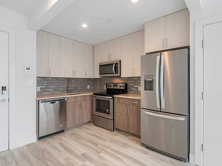 27-15 Astoria Blvd #4C — Photo 1