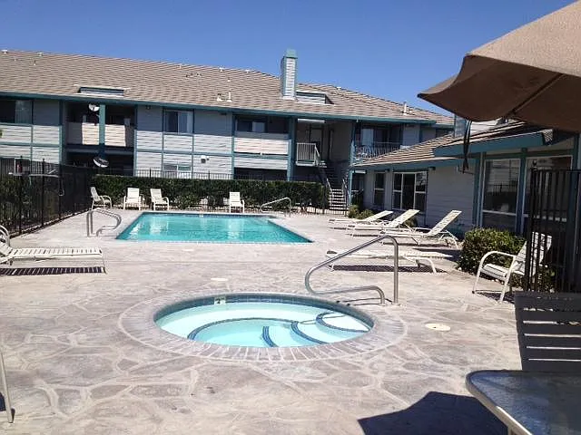Robert Avenue — Photo 2