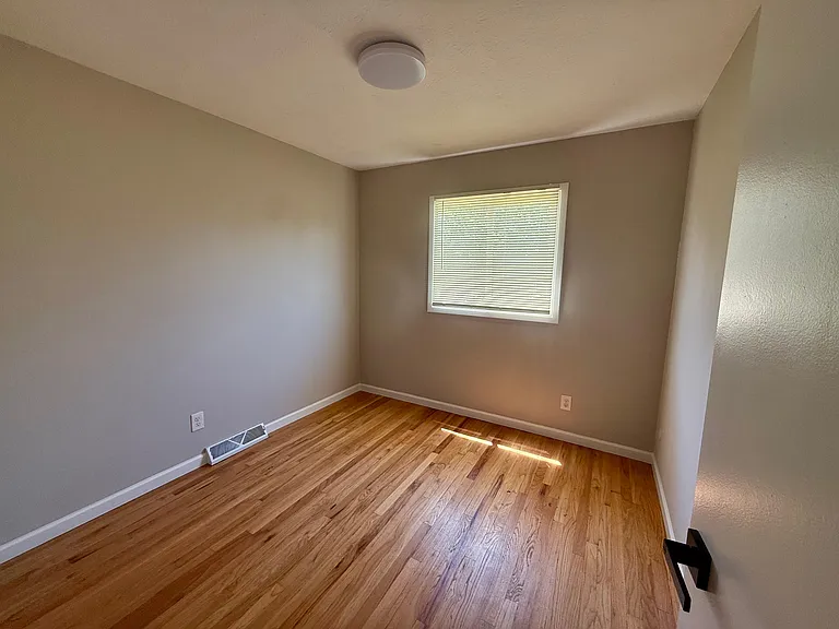 24051 Russell Ave — Photo 14